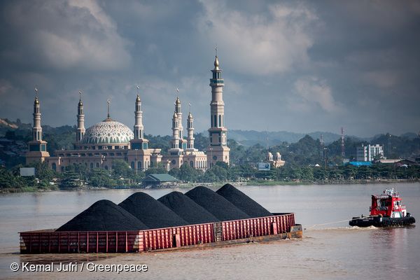 석탄을 실은 바지선이 인도네시아 마하캄강으로 들어서고 있다.
