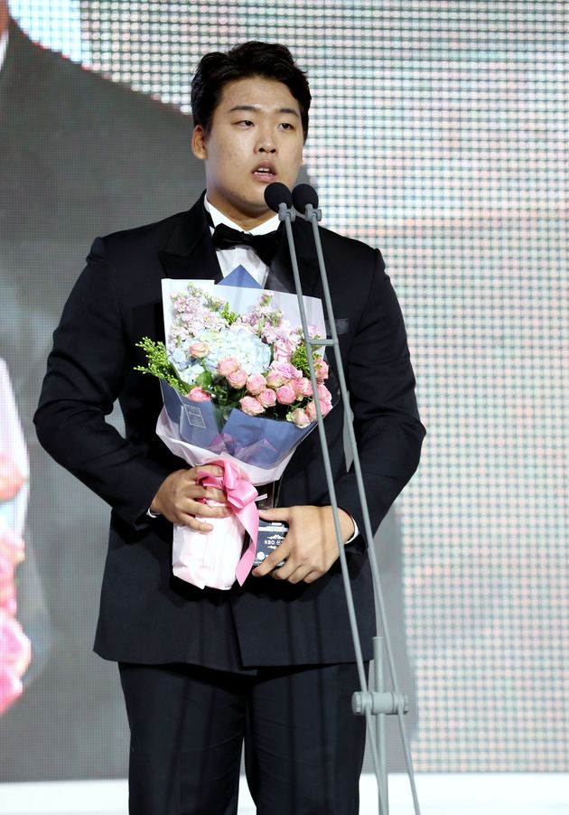 최우수신인상을 수상한 KT 위즈의 강백호(19)가 소감을 밝히고 있다.