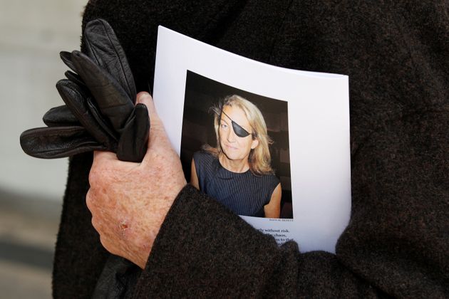 한 시민이 2012년 시리아에서 사망한 마리 콜빈을 기리는 자료를 들고 있다. 