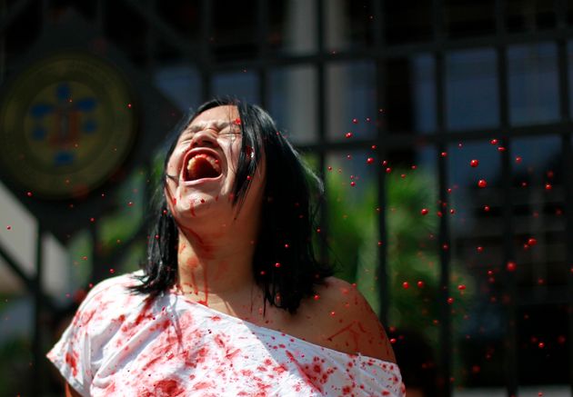 2013년 엘살바도르 대법원 외부에서 진행된 낙태법 반대 퍼포먼스. 