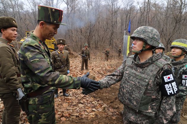 남북 군사당국 관계자들이 22일 군사분계선(MDL) 근처에서 도로개설을 위해 만나 인사를 나누고 있다.