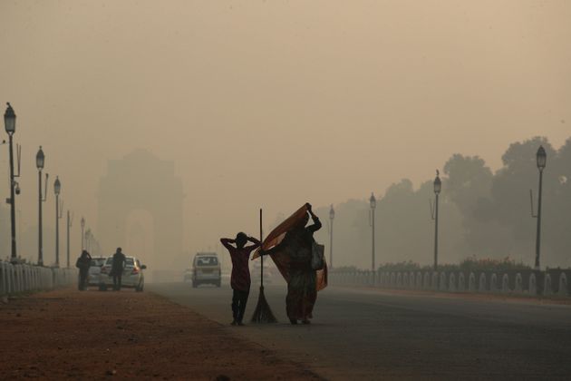 미세먼지가 짙은 인도 뉴델리 거리.