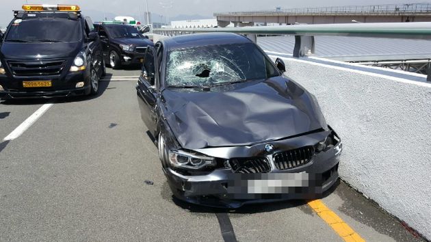 지난 7월, 부산 강서구 김해공항 2층 국제선 청사 진입로에서 과속을 하던 BMW 가 택시기사를 들이받는 사고가 발생했다. 사진은 BMW 차량 앞유리가 깨지고 범퍼가 찌그러져 있는 모습.