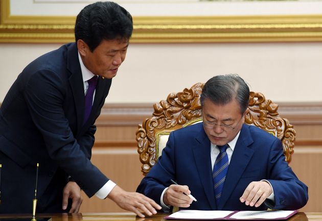 김종천 청와대 의전비서관(왼쪽)이 23일 새벽 음주운전 단속에 적발돼 사표를 제출했다.
