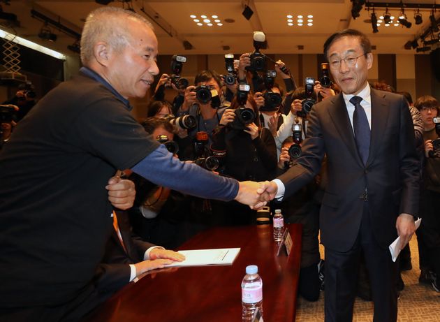 김기남 삼성전자 대표이사(오른쪽)가 23일 황상기 반올림 대표와 인사를 나누고 있다.