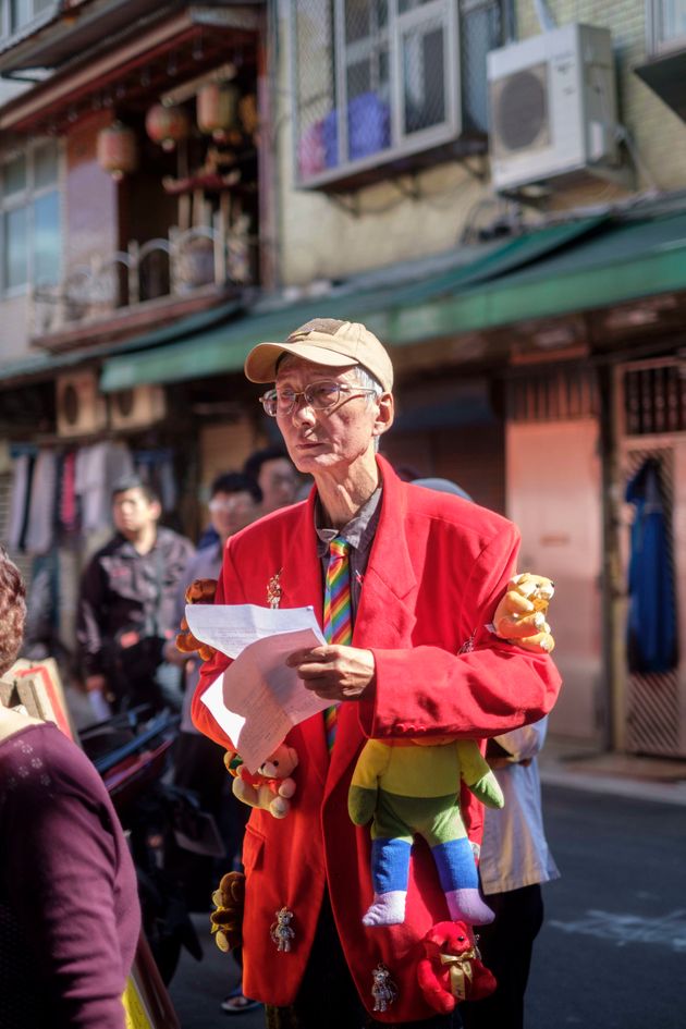 성소수자 인권 활동가인 치치아웨이가 24일 동성결혼 합법화 국민투표에 참여하기 위해 줄 선 모습. 올해 만 60세인 치씨는 1986년 대만 최초로 공개 커밍아웃을 한 대만 성소수자 운동의 대표 얼굴 중 하나다.