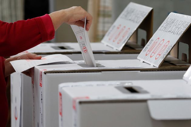 24일 지방선거와 각종 현안에 대한 국민투표에 참가하는 시민의 모습