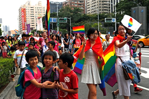 동성결혼 법제화가 국민투표에서 부결된 다음날인 25일 가오슝 시내에서 열린 성소수자 인권 활동가들의 퍼레이드