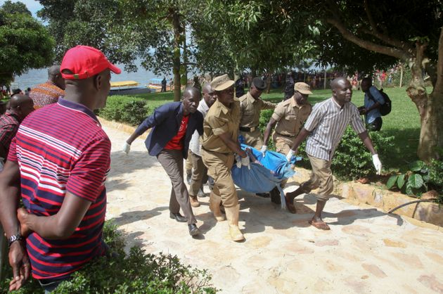 11월 25일. 우간다 경찰이 희생자의 시신을 나르고 있다.  