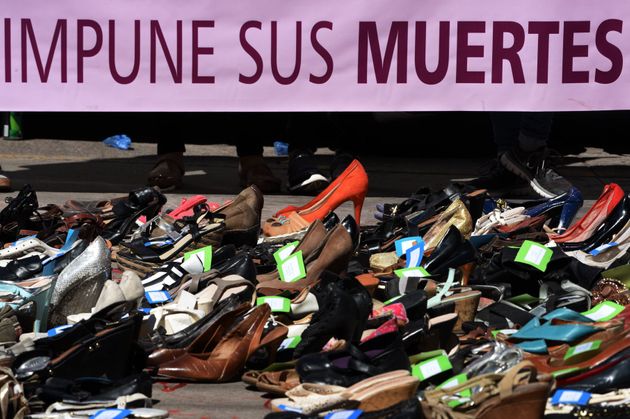 올해 국제 여성 폭력 추방의 날을 기리기 위해 온두라스 수도 테구시갈파에서 26일 열린 시위. 온두라스에서 지난 15년간 살해된 여성 5929명의 신발이 놓여 있다.