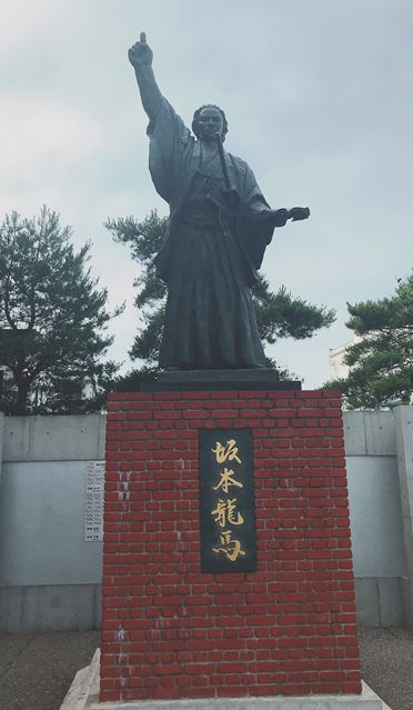 사카모토 료마는 홋카이도를 방문해 본 적도 없으나 홋카이도 사람들은 살아생전 홋카이도 개발을 강력하게 역설했던 개혁가 료마를 기억하고 있었다. 홋카이도 하코다테시 료마 기념관에서 2018년 7월 촬영.
