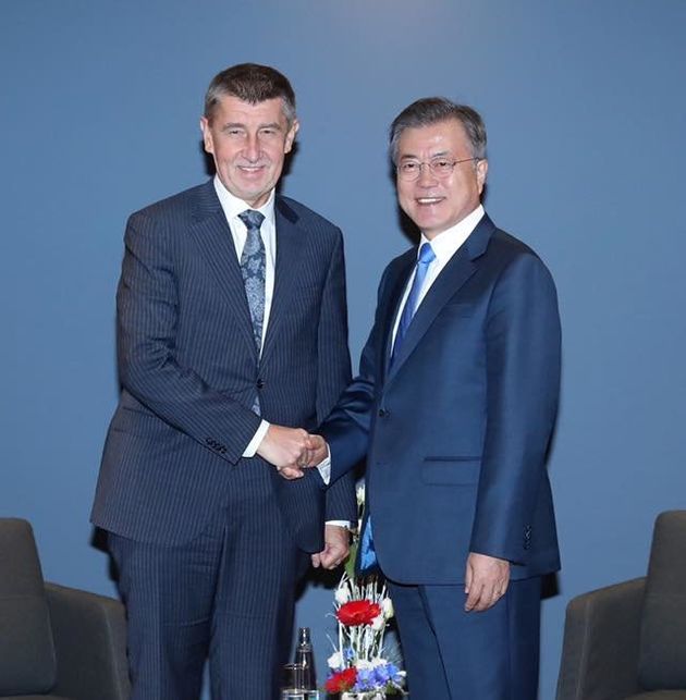 체코를 방문한 문재인 대통령(오른쪽)은 안드레이 바비시 체코 총리와 28일 정상회담을 갖고 원전 수출 등에 대해 논의했다.