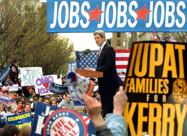 2004년 대선 민주당 후보 존 케리가 오하이오주 영스타운에서 유세를 하는 모습. 그는 '일자리 우선(Jobs First)'이라고 이름 붙인 3일짜리 버스 투어의 행선지로 오하이오주와 펜실베니아를 골랐다. 2004년 4월27일.