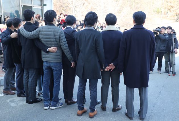 30일 오전 대구구치소에서 출소한 양심적 병역거부자 8명이 구치소 앞에서 가족과 언론 매체 앞에서 기념촬영을 하고 있다.