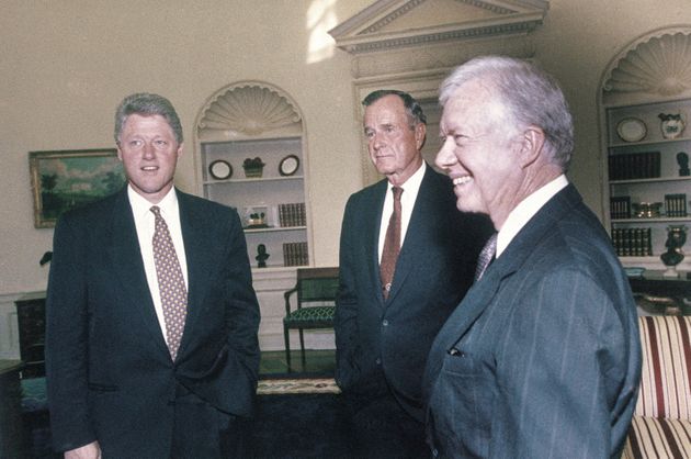 빌 클린턴 미국 대통령이 이스라엘-팔레스타인해방기구 평화협정 서명을 맞아 백악관 집무실을 방문한 조지 H.W 부시, 지미 카터 전 대통령을 맞이하는 모습. 1993년 9월13일.