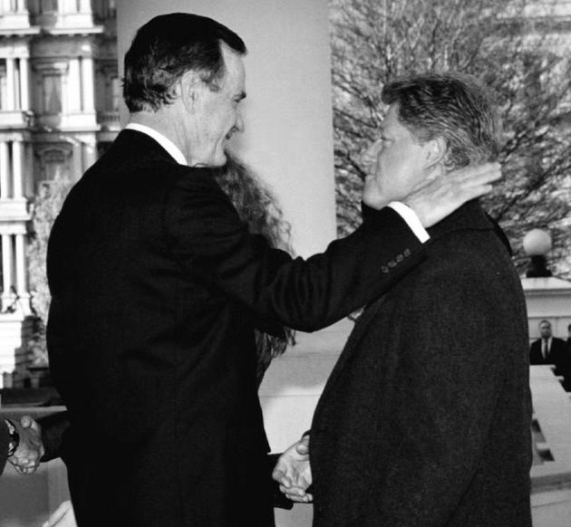 제41대 미국 대통령 조지 H.W 부시가 후임 대통령 취임식 직전 커피 회담을 위해 백악관을 찾은 빌 클린턴을 맞이하는 모습. 1993년 1월20일.
