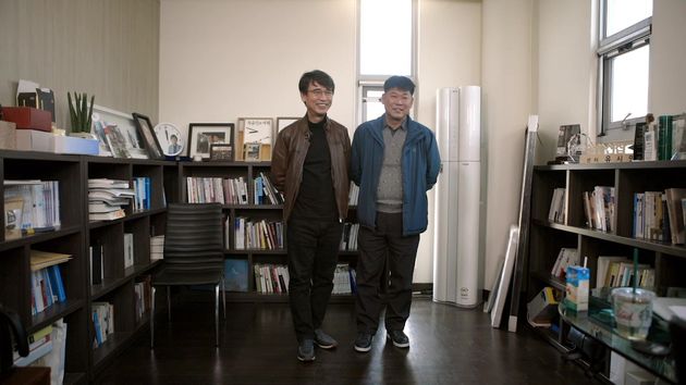 아지오 신발을 신고 있는 유시민 작가와 그와 함께 일하고 있는 이관희 부장(오른쪽).