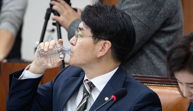 '유치원 3법'을 발의한 박용진 더불어민주당 박용진 의원이 6일 서울 여의도 국회에서 열린 교육위 법안심사소위 회의에서 물을 마시고 있다.