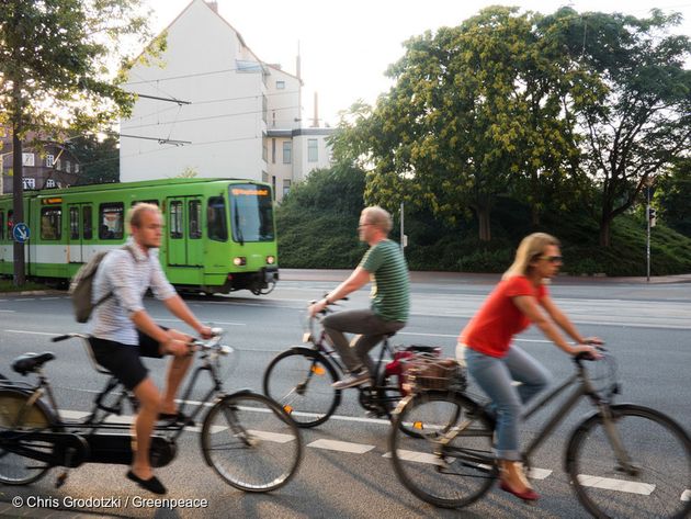독일 하노버에서 달리는 트램과 자전거