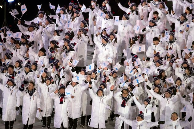 2월 9일 평창동계올림픽 개막식에서 한반도기를 들고 입장하는 남북한 선수들