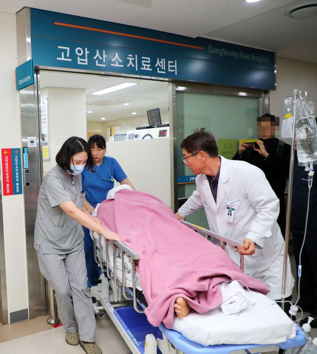 18일 오후 강원 강릉시 한 펜션에서 숙박 중 의식을 잃은 채로 발견된 한 학생이 강릉 아산병원에서 고압산소치료를 받고 다시 응급실로 이송되고 있다.  