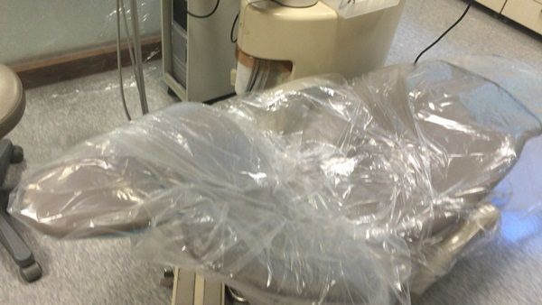HIV 감염인을 위한 스케일링 목적으로 진료 시트에 비닐을 감아둔 모습 (2015.10.2, 서울시립보라매병원)