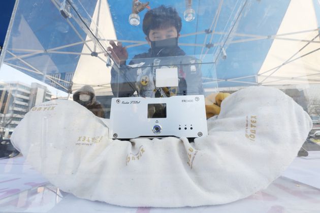 환경보건시민센터 활동가가 11월 26일 오전 서울 광화문광장에서 시중 제품 중 방사선 라돈이 나오는 제품들을 모아 측정 시연을 하고 있다.