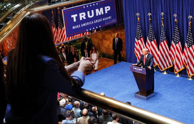 도널드 트럼프가 뉴욕 트럼프타워에서 2016 대선 공화당 경선후보 출마를 선언하는 기자회견을 하고 있다. 2015년 6월16일.