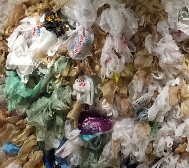 버려진 비닐 봉지들. 90% 이상의 플라스틱이 재활용되지 않는다. 유엔 보고서