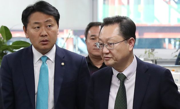 서동구 국가정보원 1차장(오른쪽)이 3일 오후 서울 여의도 국회에서 김관영 바른미래당 원내대표를 찾아 이야기를 나누고 있다.