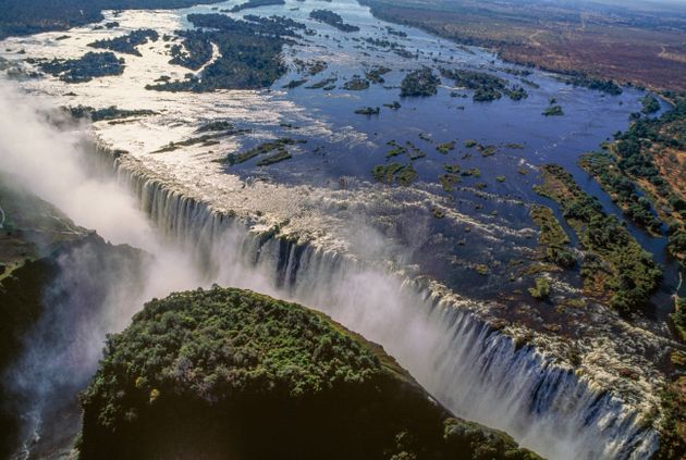 Victoria Falls (Unesco World Heritage List, 1989) on the Zambezi River, Mosi-oa-Tunya National Park, Zambia, and Victoria Falls National Park, Zimbabwe.