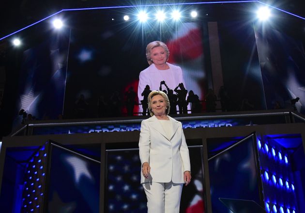 힐러리 클린턴은 2016년 대선후보 수락 연설을 위한 민주당 전당대회 마지막 날, 흰색 옷을 입고 등장했다. 2016년 7월28일.