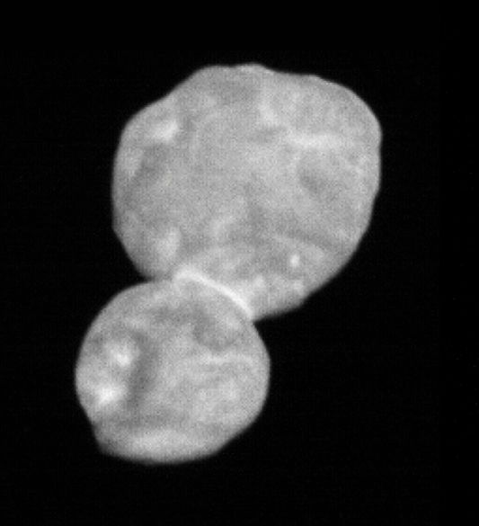 뉴호라이즌스호가 촬영한 울티마 툴레 중 가장 상세한 사진. 2019년 1월1일 5시1분(표준시)에 행성에서 2만 8000km 떨어진 곳에서 촬영됐다.