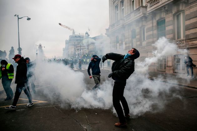 1월 5일 프랑스의 한 시위대가 무언가를 던지고 있다. 