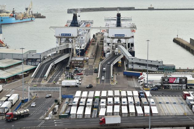 영국 도버 항구의 화물터미널에서 선적을 기다리는 화물차들.