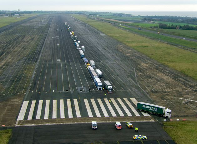 영국 정부는 폐쇄된 맨스턴 공항의 활주로에 최대 6000대의 화물차를 대기시킬 수 있다고 보고 있다.