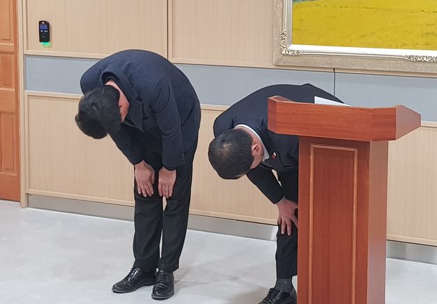 경북 예천군의회 이형식 의장과 박종철 부의장(왼쪽)이 해외연수기간 중 가이드 폭행사건과 관련, 사과문을 발표하고 고개숙여 사죄하고 있다