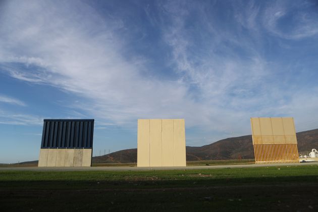트럼프 정부가 미국-멕시코 국경 인근에 설치한 국경 장벽 시제품들의 모습.