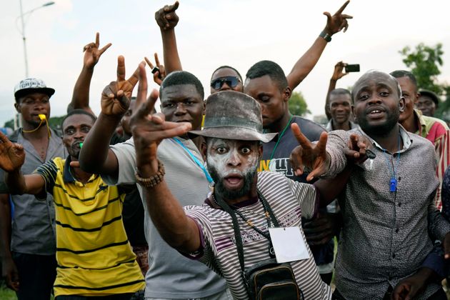 선거 결과 발표 직전인 9일 킨샤사의 치세케디 선본 사무실 앞에서 파티 중인 지지자들
