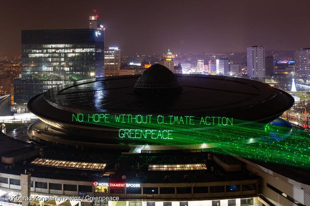 제24차 유엔기후변화협약 당사국 총회가 열린 폴란드 카토비체에서 회의장 건물에 그린피스가 기후변화 대응위한 메시지를 투사하고 있다