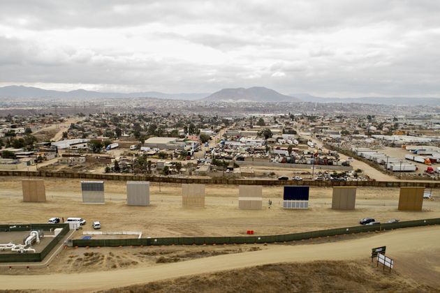 샌디에이고(미국)와 티후아나(멕시코) 인근에 세워진 미국-멕시코 국경 장벽 시제품 8종의 모습. 2017년 10월22일.
