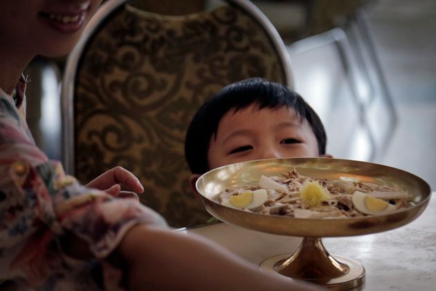 자료사진: 2014년 평양 옥류관에서 식사를 기다리는 아이