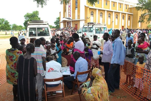​2016년: 남수단 수도 주바에 있는 성 테레사 성당에서 이동 진료를 진행하는 국경없는의사회의 모습. 이곳 성당에는 2500명이 피신했다. 국경없는의사회는 의료 지원이 가장 시급한 사람을 중심으로 의료 활동을 진행하고 있으며, 매일 수백 명을 치료해 왔다.