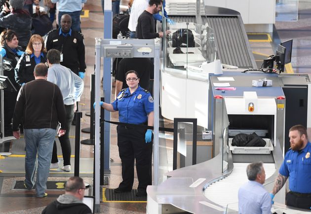 사진은 미국 덴버 국제공항에서 근무하는 교통안전청(TSA) 소속 보안검색 직원들의 모습. TSA 직원들은 연방정부 셧다운(일시 업무정지) 때문에 급여를 받지 못하고 있다. 2019년 1월14일.