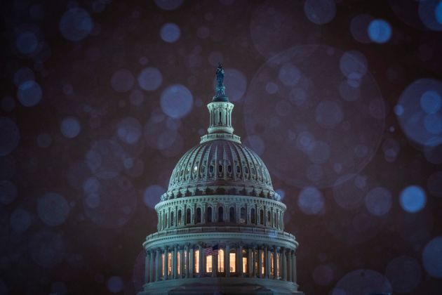 미국 역사상 가장 긴 연방정부 셧다운(일시 업무정지)이 계속되는 가운데 미국 워싱턴DC 의사당에 눈이 내리고 있다. 2018년 1월13일.