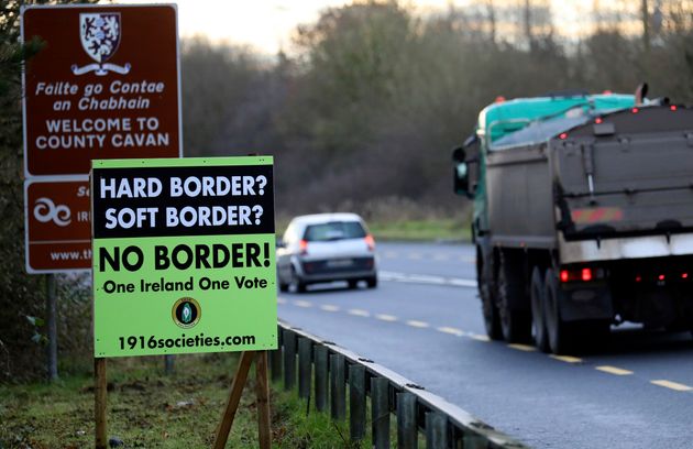 2018년 12월 '하드 보더'를 반대하는 내용의 플래카드가 북아일랜드 국경 인근에 설치돼있다.