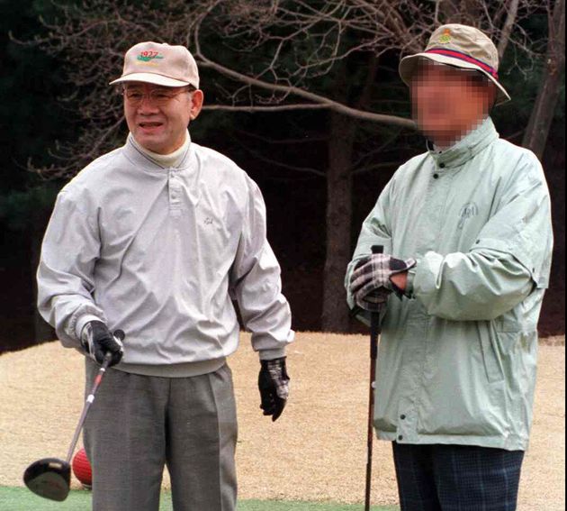 1999년 한 유력 정치인과 골프를 치고 있는 전두환 전 대통령.