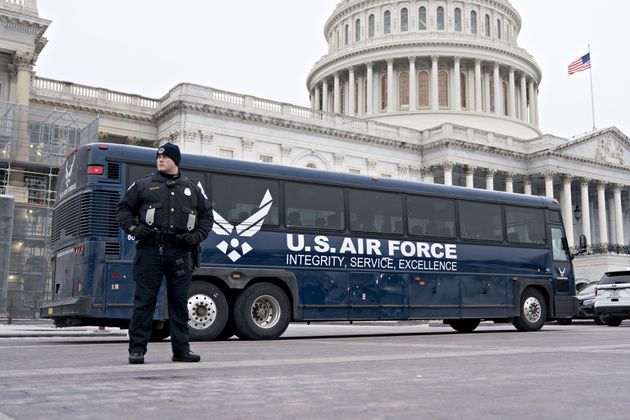 낸시 펠로시 하원의장(민주당, 캘리포니아) 일행을 태울 예정이었던 미국 공군 버스가 워싱턴DC 의사당 건물 앞에 서있다. 2019년 1월17일.