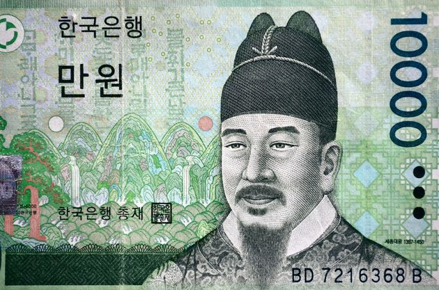 만원권 지폐가 줄어들고 있다