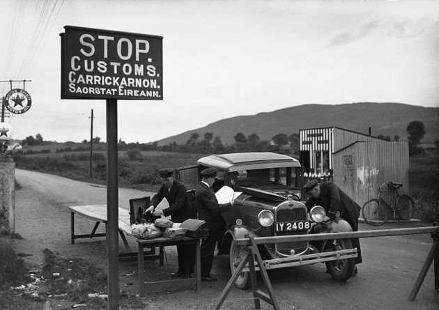 북아일랜드-아일랜드 국경에 위치한 한 검문소에서 세관 직원들이 물품을 들여다보는 모습. 1932년 10월24일.